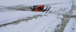 Snöskotrar gick genom isen