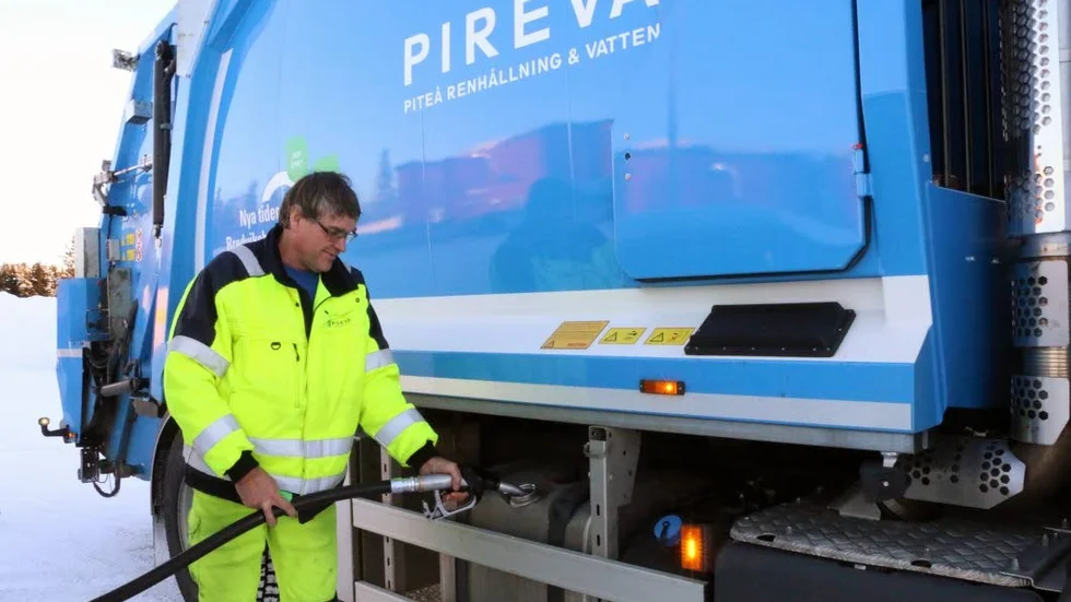 Bränslebyte. "Jag märker ingen skillnad alls" säger Roger Sundberg, chaufför på Pireva som tycker det känns bra att köra sin återvinningslastbil på HVO.