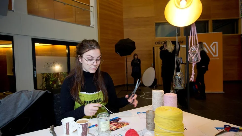 Kreativ. Emma Svanberg från Ung kreativ visade hur man tillverkar amplar av hampa och Zpagettigarn.