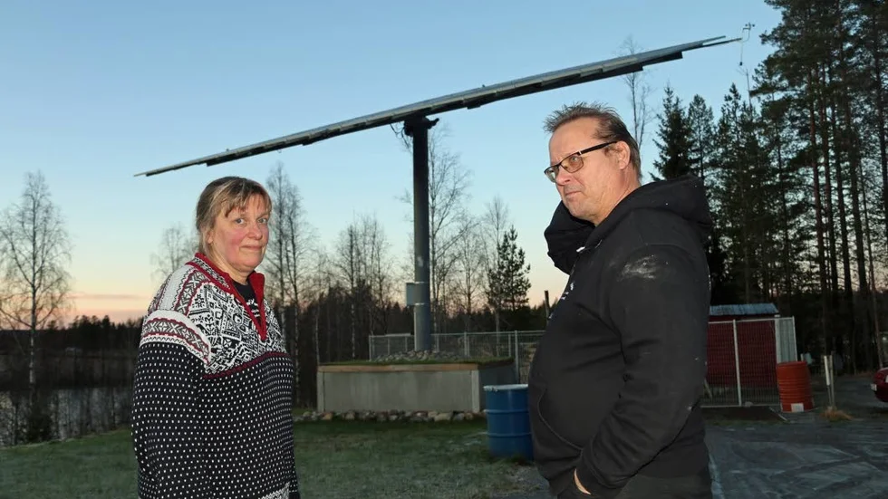 FUNDERAR. Ja vad gör man år solanläggningen? Maria och Tord Nilsson i Altersbruk investerade i solfångare där den första blåste sönder och den som står där nu producerar enbart hälften av sin kapacitet.