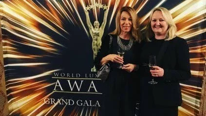 Hotell. Carina Wiklund, hotellchef och Christina Skoog vd och ägare, firar priset.