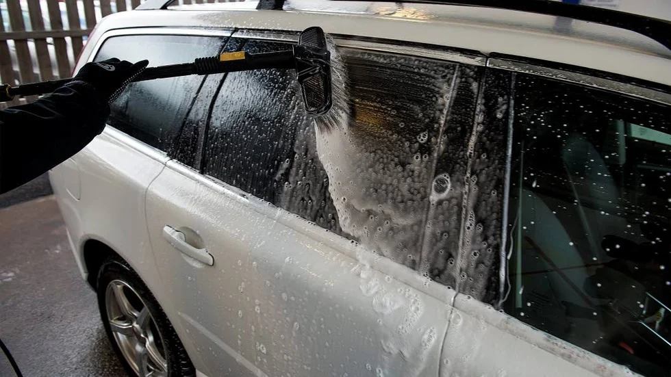 När du har tvättat bilen kom ihåg att torka av listerna och behandla dem med silikonsprej.