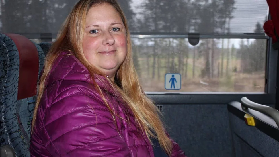 PASSAGERARE. Jenny Johansson har fyra barn som åker med skolbussen från Lillpite. Hon jobbar dessutom själv som busschaufför.