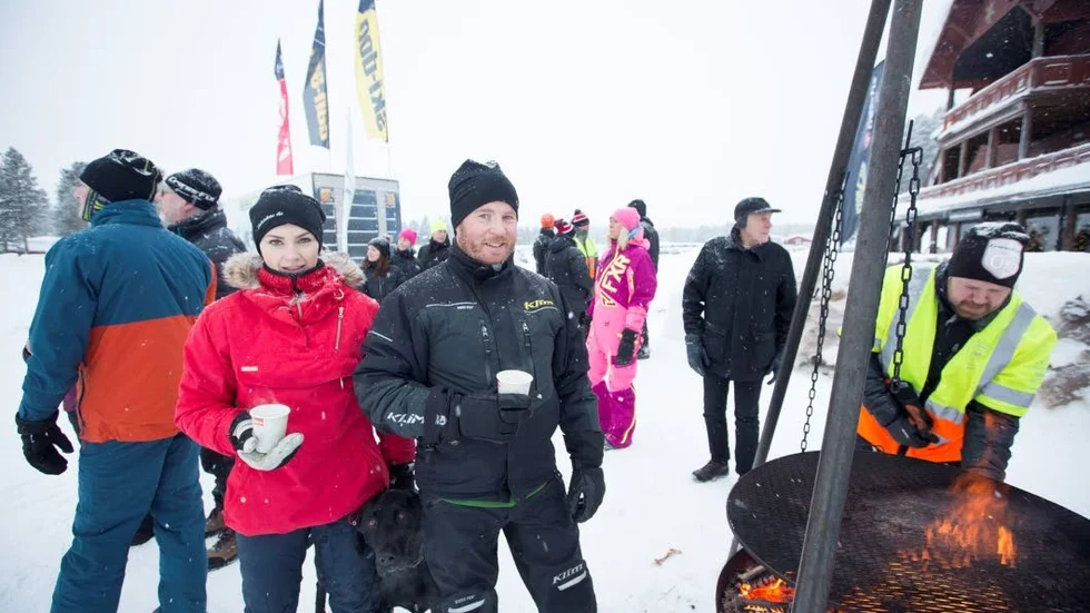 Trivs. Julia Tjernlund och Jonas FJellström trivs i Kåbdalis. "Det är väldigt familjärt", säger Jonas Fjellström, Piteå.