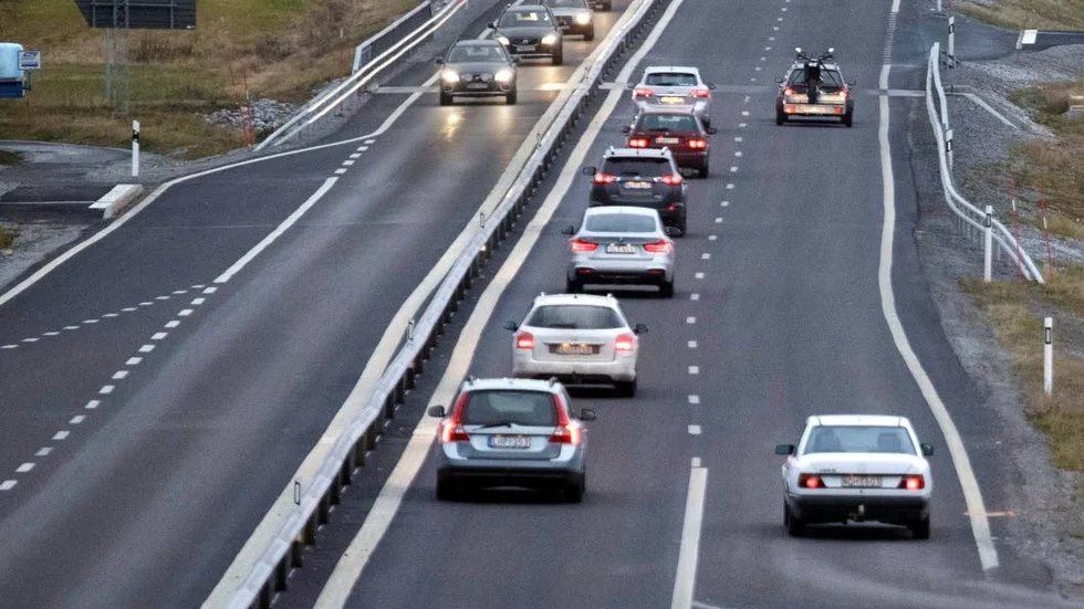 INGEN MORAL. Kör man lagligt så kör många om, även bilar med släp och lastbilar, skriver "Surgubbe" i sin insändare.