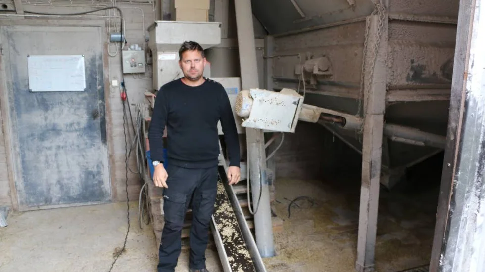 Torka. Andreas Lindkvist har fått in 20 ton spannmål för torkning, men han behöver 30 ton till.