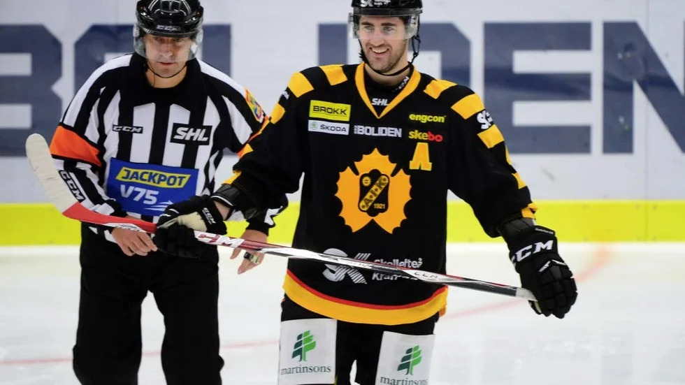 NICK. Bud Holloway nickade till och gjorde det viktiga 4-2 målet när Skellefteå utklassade HV 71.