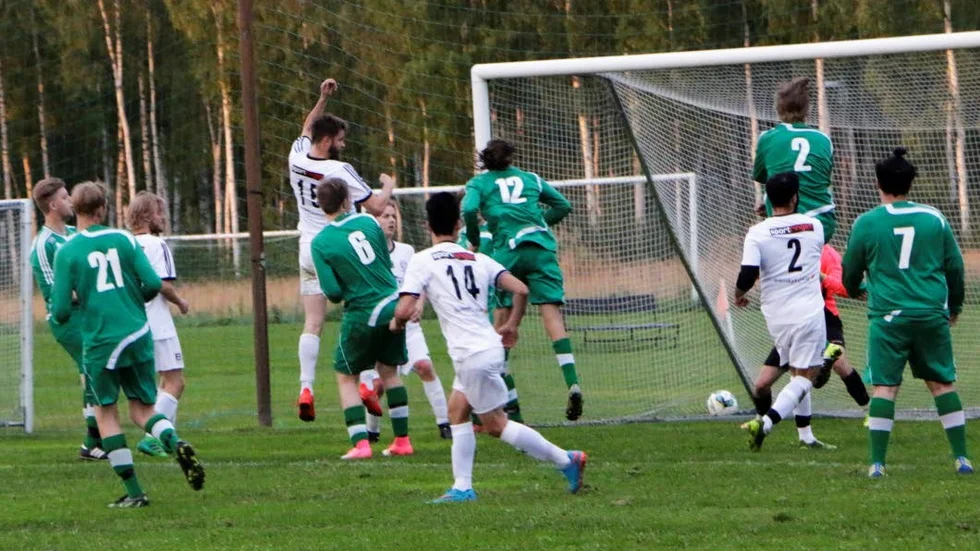 MÅLTJUV. Mats Lundström gjorde fyra mål borta mot Svensbyn. Här nickade han in 4–2 på hörna.