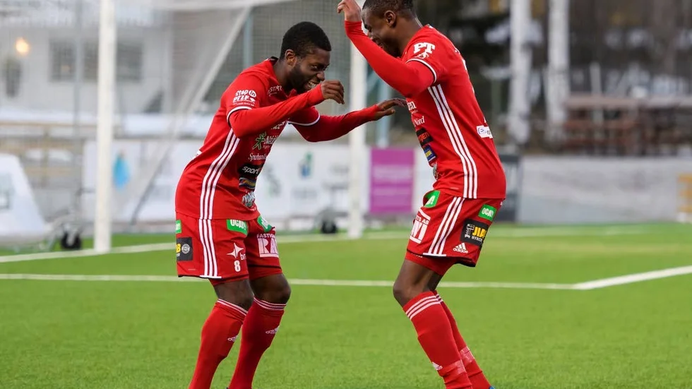 SEGERDANS. Samuel Naiwo och Moses Duckrell fick skaka loss  flera gånger under säsongen. Men vilken placering slutade Piteå IF på i division 2.