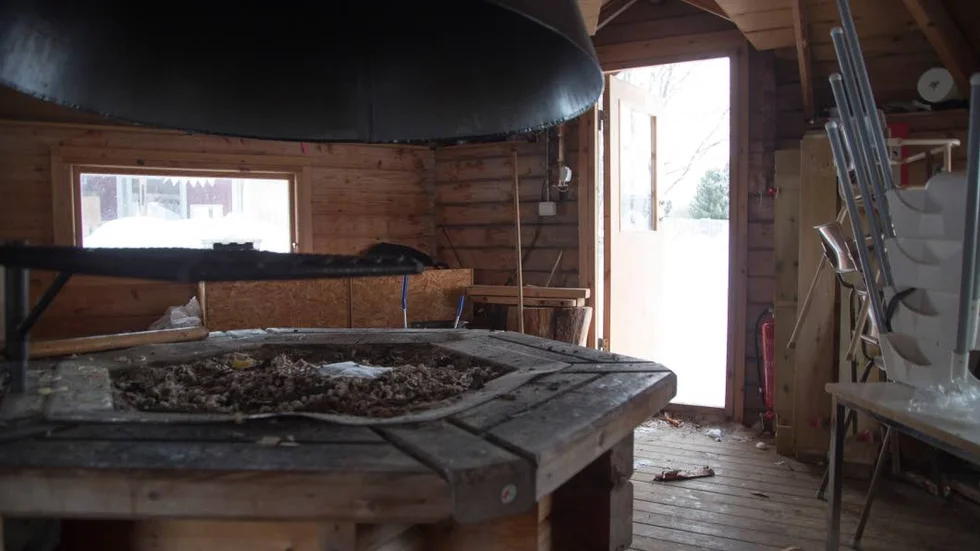 Värme. Grillkåtan värmer vid kalla träslöjdsdagar.