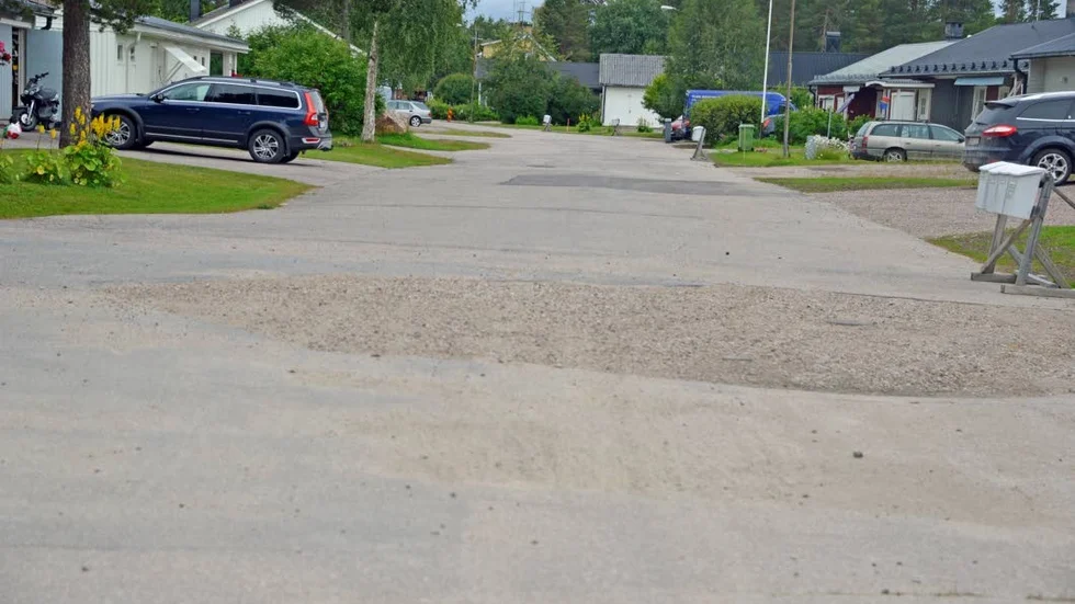 Eftersatt. Underhållet på gatorna i Arjeplog är kraftigt eftersatt och kommer att fortsätta var det i varje fall till nästa år.