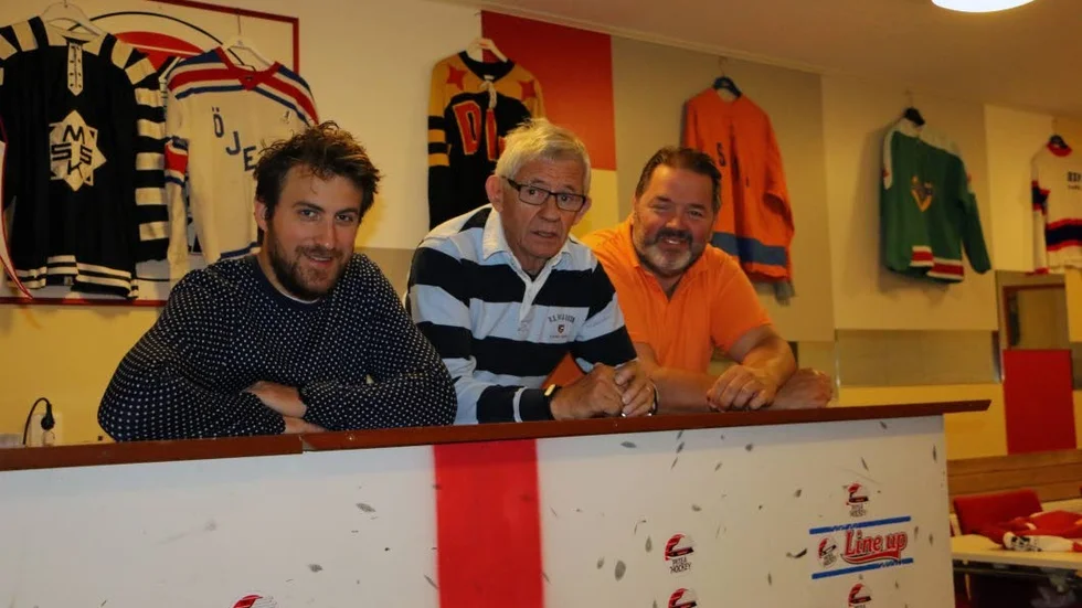 INVIGNING. Torsdag kväll invigs nya PHC-baren som går i nostalgins tecken. Från vänster Jonatan Glader, Malte Holmström och Fredde Lindgren.