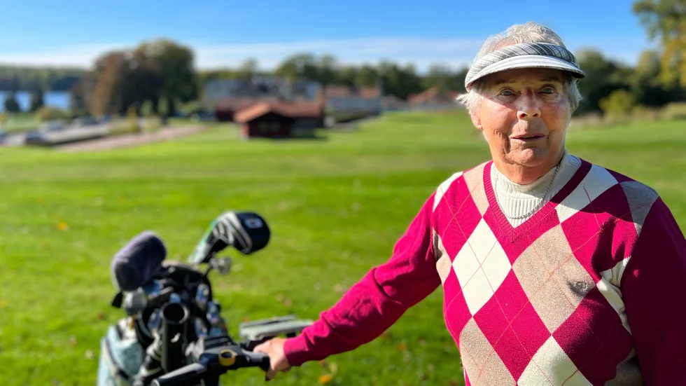 Gun-Britt Delbom bor bara fyra minuters gångväg från golfbanan.