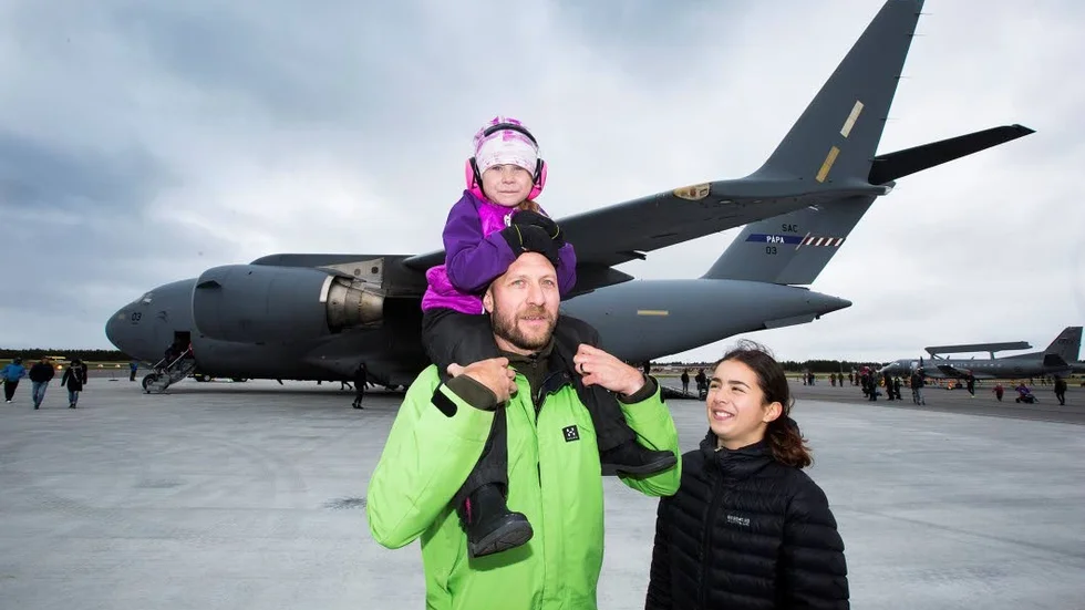Familjeutflykt. Marcus Grafström tillbringade lördagen på F21 tillsammans med döttrarna Felicia och Jamilia Backteman.