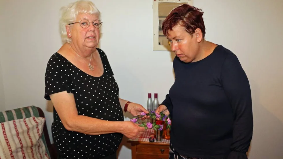 Hemma. Ulrica Hortlund i sitt rum med mamma Annica. Det är oroliga dagar, rädslan är stor och nu hoppas man på att det negativa beslutet ska skjutas upp.