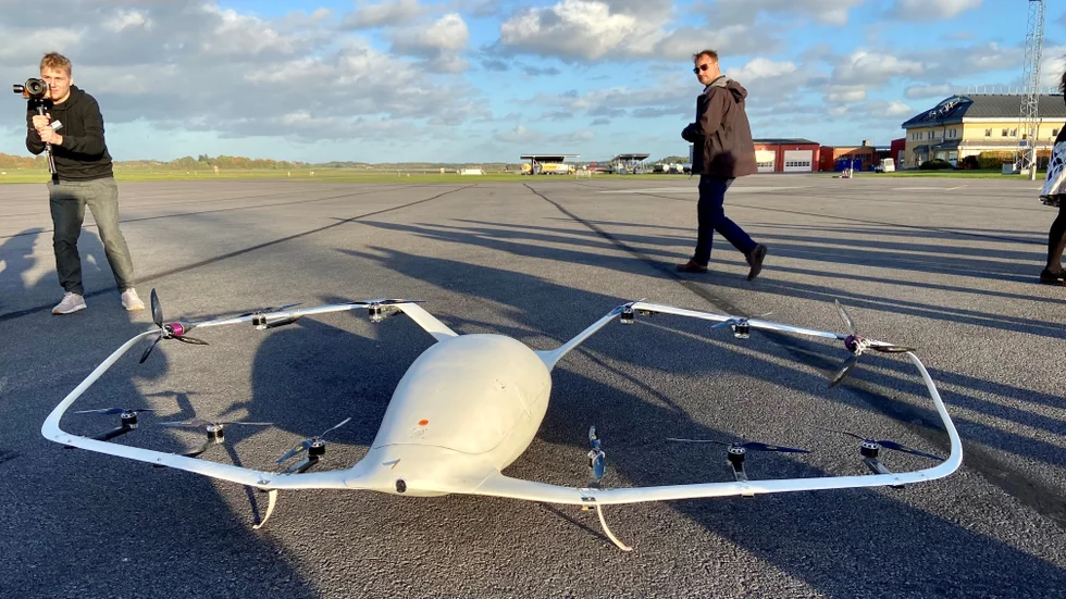 Efter att drönaren kommit fram med bil visades den upp och tog en flygtur runt flyg start- och landningsbanan. Många ville, trots misslyckandet, föreviga farkosten.
