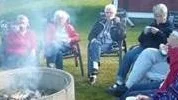 Pensionärer på Tärnans dagverksamhet hade en skön fikastund utomhus i det granna höstvädret.