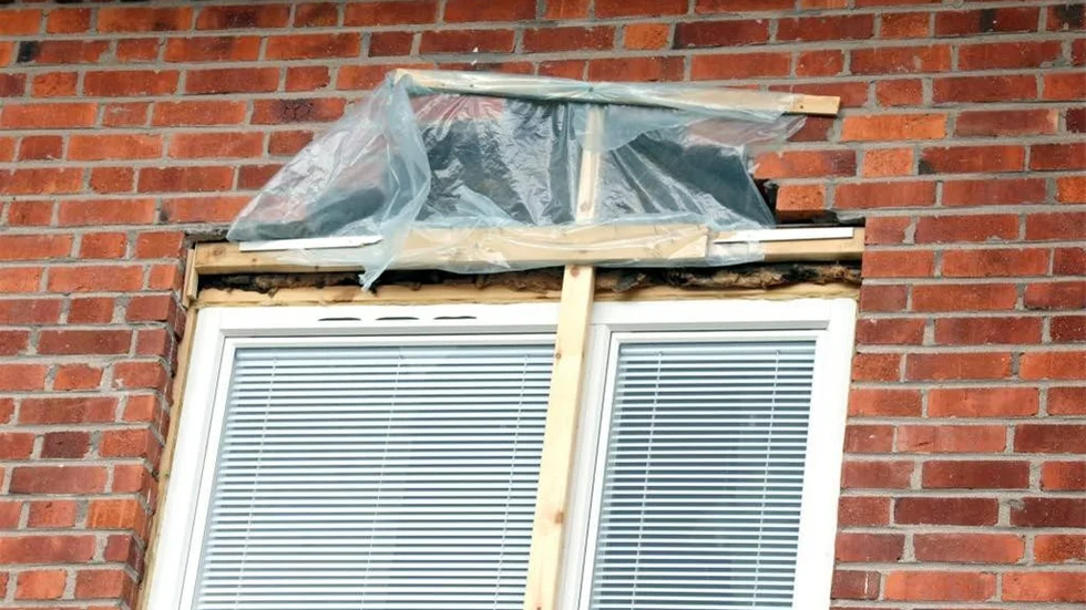 Tegelstenar rasade från fasaden på Storgatan 10 i samband med fönsterbyten.