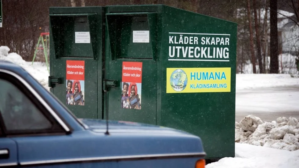 Kläder skapar utveckling, men frågan är för vem. Kritiken mot Humana Sveriges verksamhet är stark och nu står deras insamlingscontainrar i Munksund.