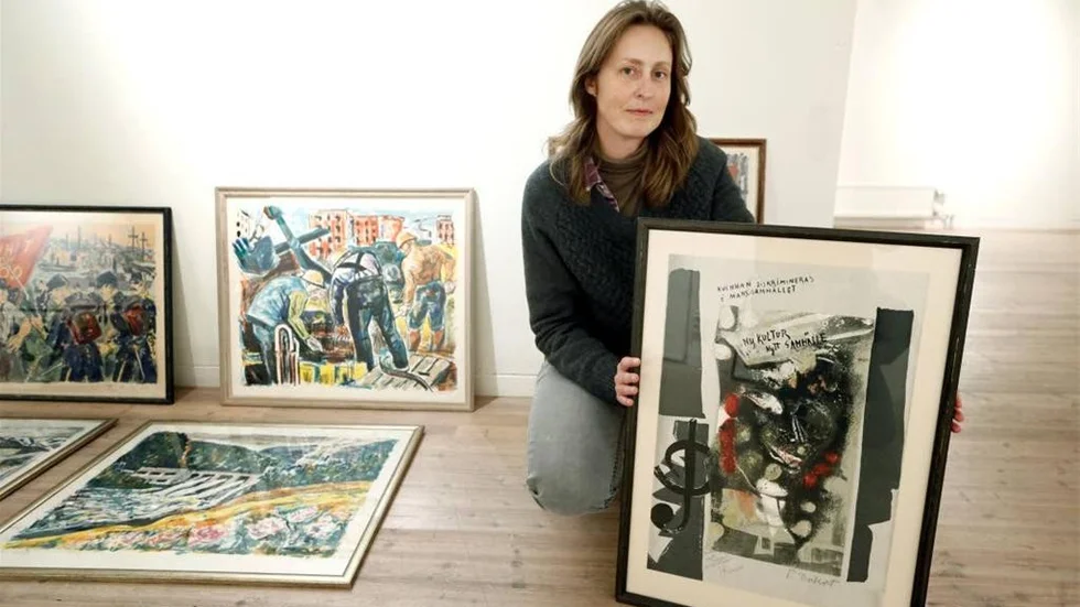 projektledaren Ingela Johansson har gjort det möjligt att samla "gruvkonsten". Här med en Siri Derkert och till vänster arbetarmålningar av Albert Amelin.