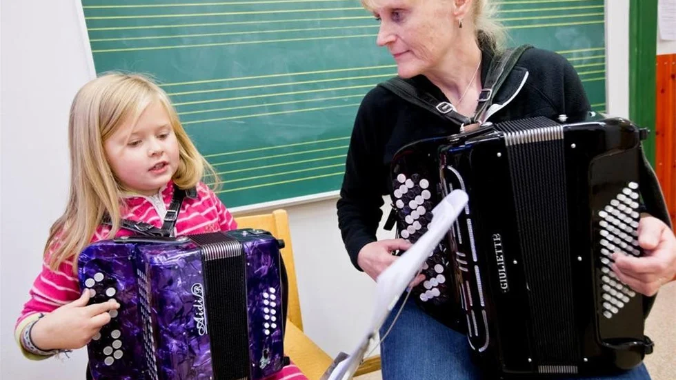 Musiklust är lekfull musikundervisning för elever som går i klass ett och två. I årskurs två kan de som vill börja spela ett utvalt instrument. Fröken Anita Sjölander är en av de kringresande musiklärarna.