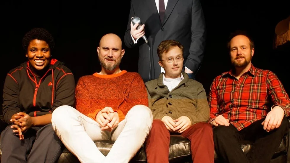 Ståuppklubben Oslipat kommer till Piteå för ett framträdande. Stående: Kristoffer Appelquist. Sittande från vänster: Petrina Karlsson, Fritte Fritzson, Marcus Johansson och Tomas Högblom