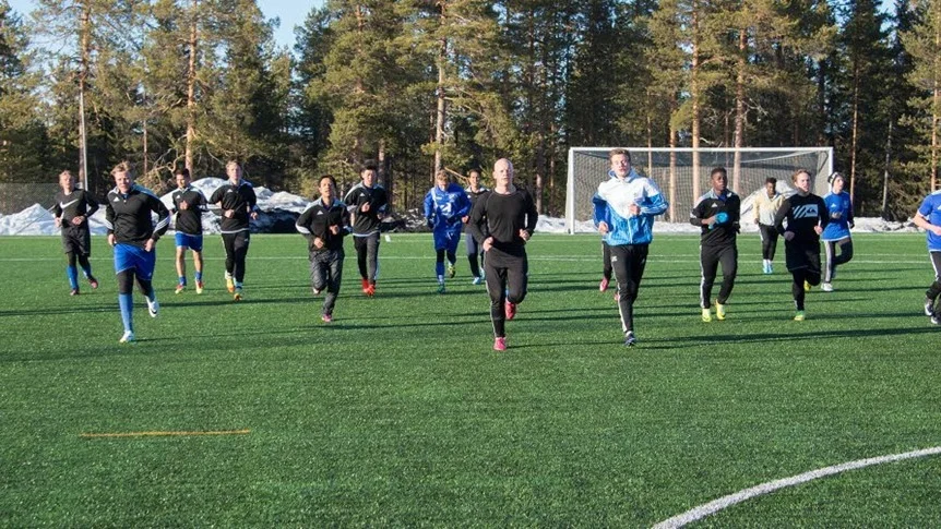 Stor bredd på spelartruppen. Över femtio spelare finns i IFK Arvidsjaurs grupp för klubbens två herrlag. Tjugofem-trettio av spelarna ligger på en nivå som gör att de kan snurra in sig i A-laget, säger tränaren Patrik Nilsson.