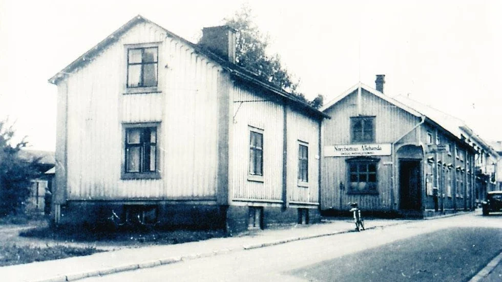 Norrbottens Allehanda, som låg i hörnet Storgatan-Lillbrogatan beskylldes för att stå på de strejkandes sida. Dess redaktör anklagades för att kasta ur sig idiotiska haranger i tidningsspalterna..