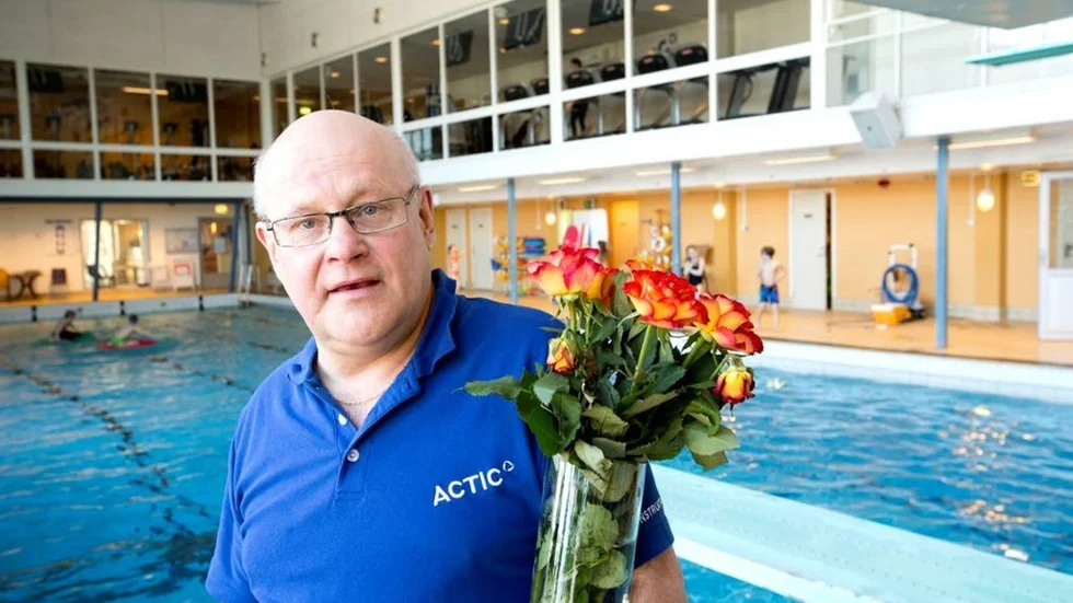 Tomas Lundström har uppvaktats med blommor för sin insats som livräddare i badhuset i Öjebyn.