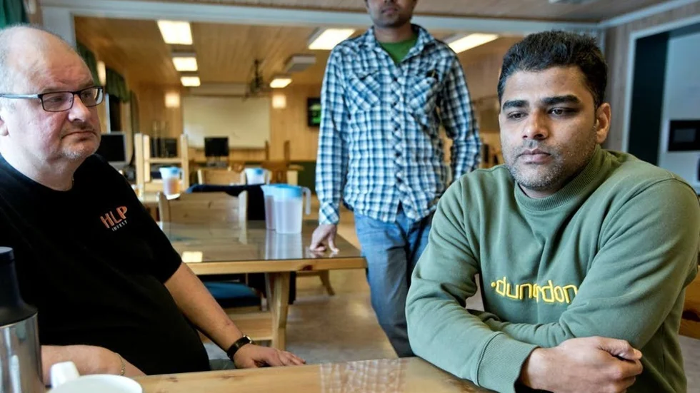 Läget bland flyktingarna är oroligt och ovisst förklarar Jan Öhlund. Bredvid honom sitter MD Arman Bhuiyan. Han vill inte alls flytta. Han trivs bra i Långträsk, berättar han.