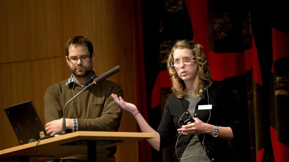 Camilla Bramer från Försvaret berättade om planerna för området runt Höträsket i Hortlax. Till vänster kommunens handläggare Florian Steiner.