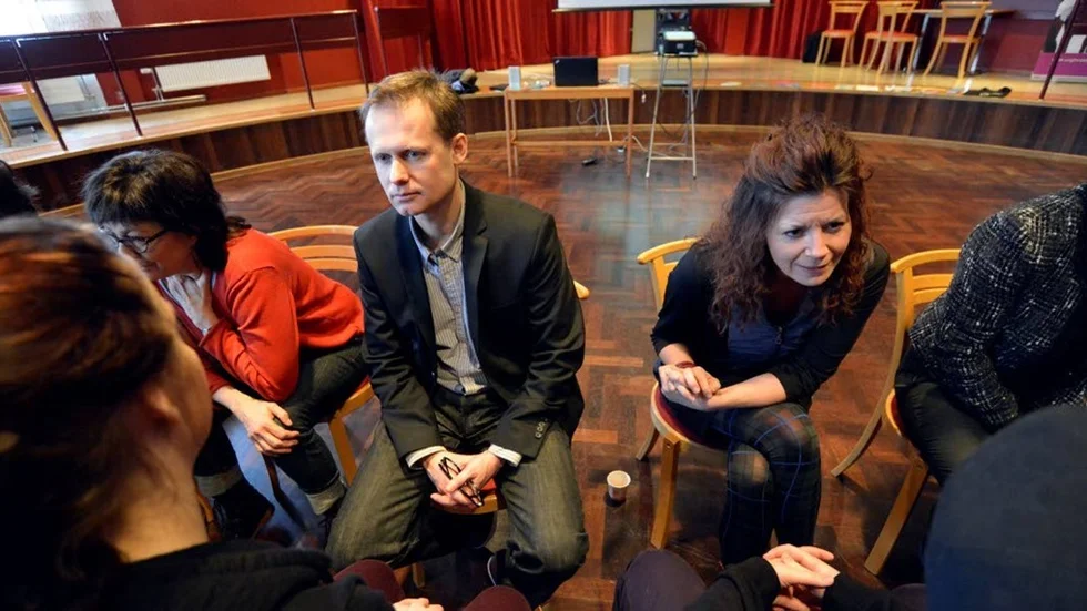 Britt-Inger Hedman, Peter Manner och Stina Johansson var några av kommunens politiker och tjänstemän som ställde upp och mötte elever i speeddatingen.