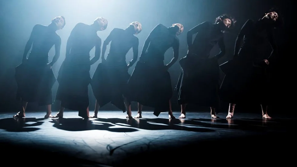 De sex dansarna i Tao Dance Theatre.