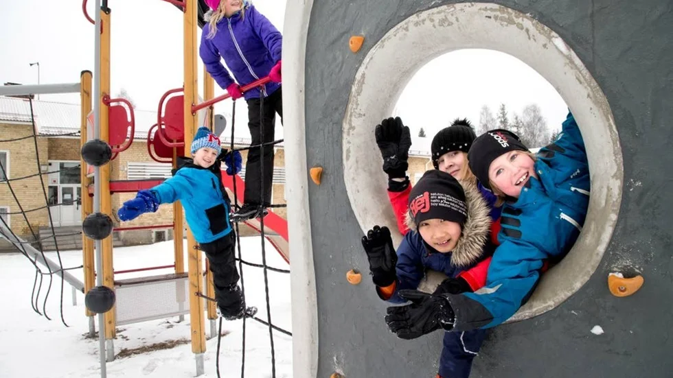Glad för att skolan får vara kvar. Det är från vänster: Melker Mikaelsson, åtta år, Lea Lundkvist, nio år, Amelie Lund, tio år, Yile Lind, elva år och Jacob Aldrin, åtta år.