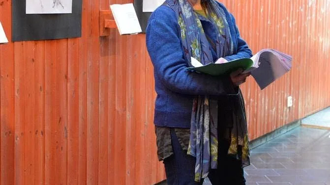 Katarina Österholm läser sin dikt Uddjaur brinner.