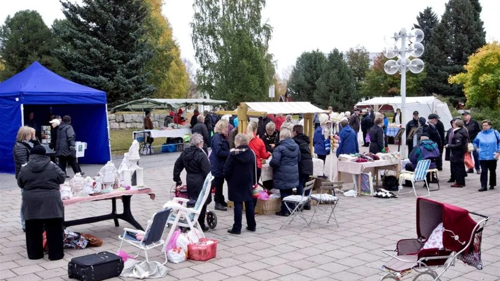 Ett 15-tal marknadsförsäljare stod utanför Margretelund på lördagen.