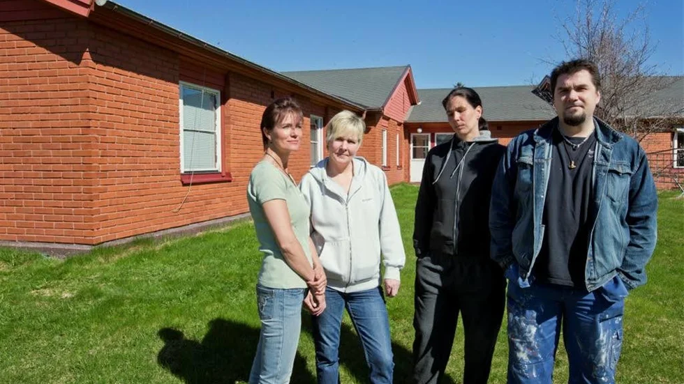 Boende i Öjebyn protesterar mot den kraftiga hyreshöjningen på 4500 kronor innan lägenheterna är rustade. Patrica Gustafsson, Ylva Lindberg, Lillemor Falk och Johan Vallgren har gått till hyresnämnden.
