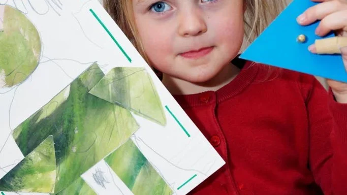 Elizabeth Grödahl, 4 år har gjort en grön man av geometriska figurer.