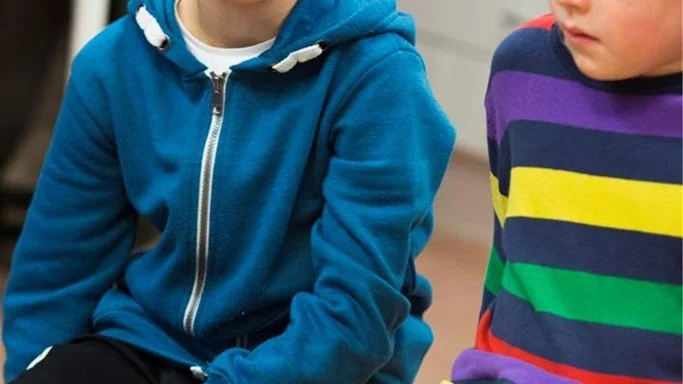 Liam Norman och Edvin Norman tycker det är orättvist att en del är rika och andra inte har råd till mat.