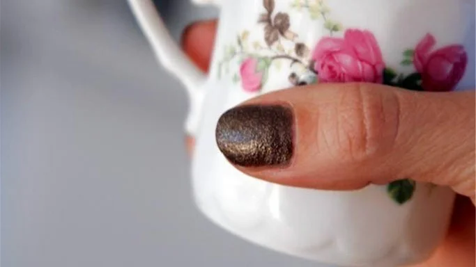 Med naglar målade i OPI:s liquid sand-kollektion 
med namnet 
”What wizardry is this?”
