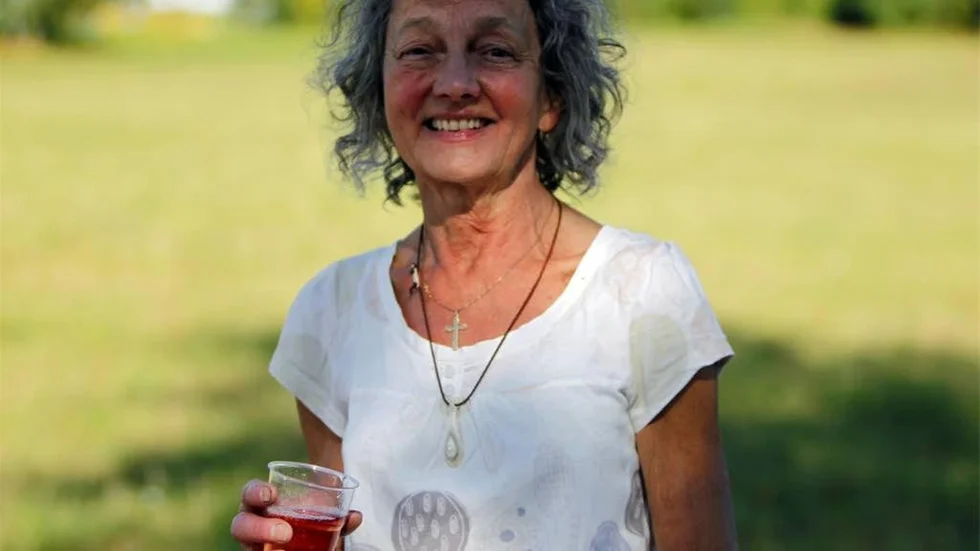Birgitta Öhlund firar sin 33:e målgång i Taif-joggen med ett glas saft.