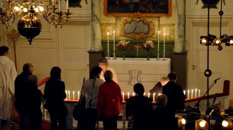 Ljusen som tändes på altarringen för de avlidna hämtades av anhöriga när minnesgudstjänsten avslutades.