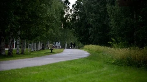 Mannen med den vita masken har synts till på flera håll på Djupviken, men det är främst invid skogspartierna utmed Norrstrandsvägen mellan campingplatserna och bostadsområdena som han observerats.