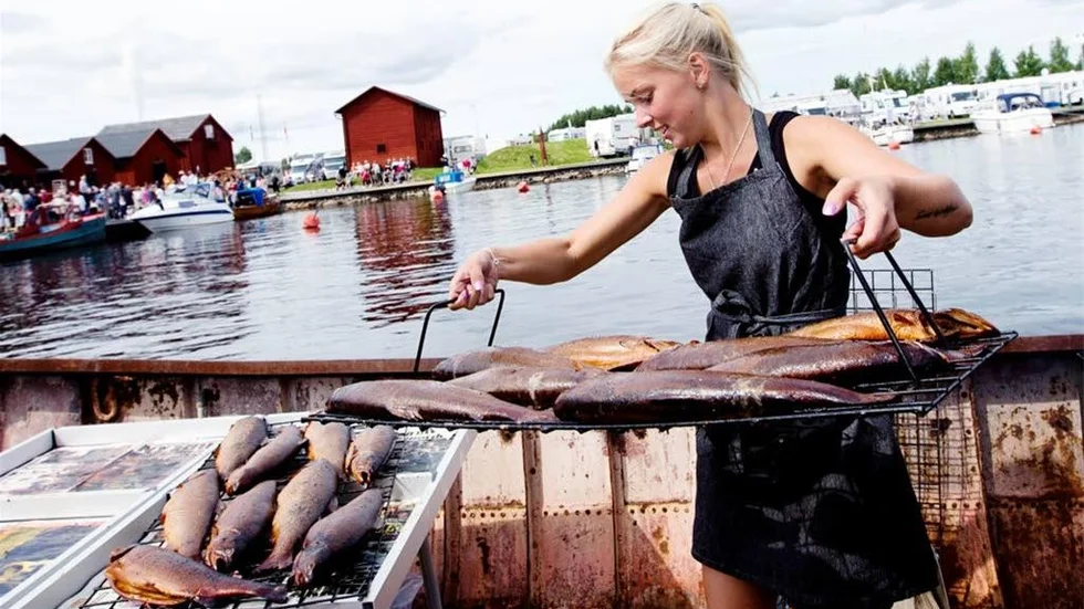 Beatrice Lindbäck hade fullt upp och det blev många regnbågslaxar rökta.