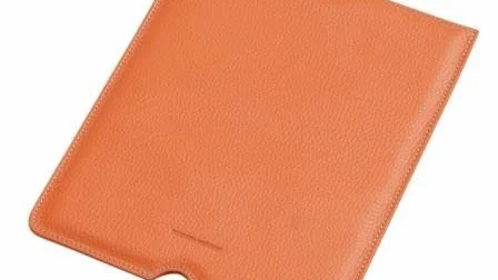 I-padfodral från Nordiska galleriets hemsida. Av präglat läder, pris 495 kronor.