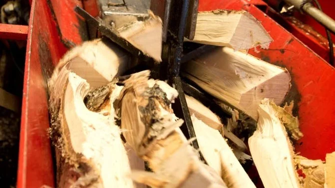 Björkved på väg. Hittills i år har Vedbaronen i Lillpite producerat 150 kubikmeter.
