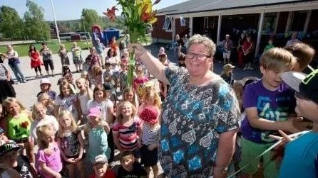 Blommor och fyrfaldiga leven präglade rektor Elisabeth A Hortlunds dag tillsammans med eleverna.