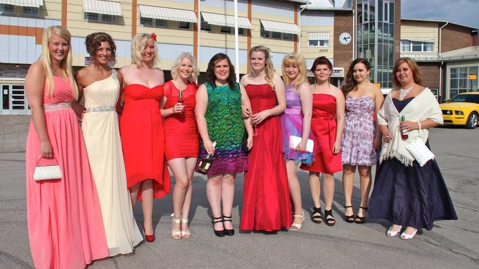 På väg till balen. Emma Häggman, Jessika Wahlström, Elin Nordholm, Jennifer Lundahl, Elin Algottsson, Maja Dyrsmeds, Malin Lundqvist, Alma Hermansson, Stina Larsson och Katja Unnes.