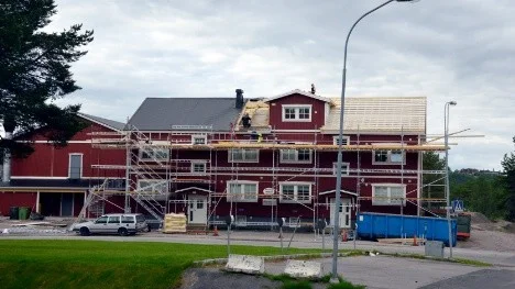 Colmis lägger nytt tak på sitt hotell på Lugnetvägen i Arjeplog och fixar parkeringsplatsen med tanke på nästa sommar.