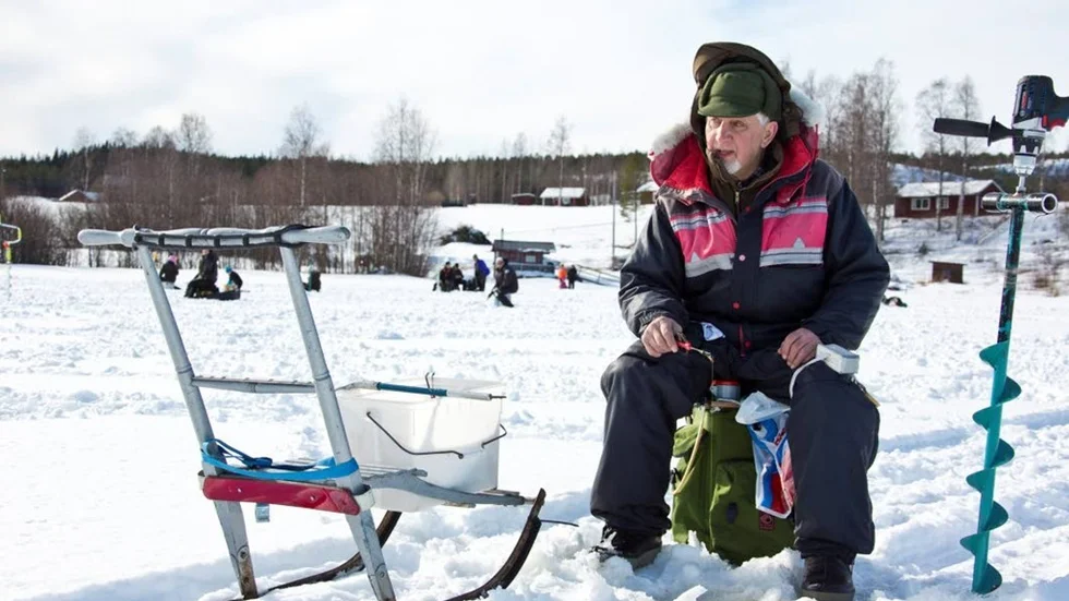Harry Lundström från Roknäs, åkte runt med sin spark och drog upp en fisk då och då.